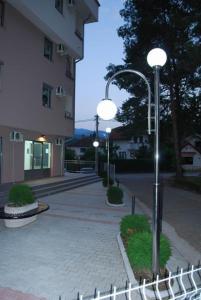 luzes de rua num passeio ao lado de um edifício em Apartmani Kesten-Vrnjačka Banja em Vrnjačka Banja