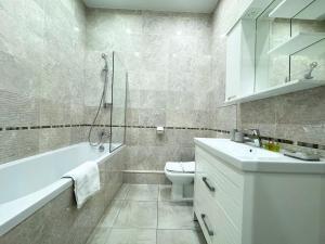 Kúpeľňa v ubytovaní Sea Pearl + 37 fotografií