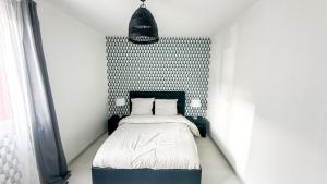 Ένα ή περισσότερα κρεβάτια σε δωμάτιο στο Spacieux T3 lumineux avec Parking - proche Métro 13 Université Saint-Denis