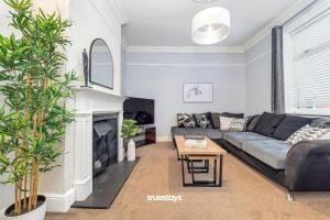 O zonă de relaxare la NEW Lily House by Truestays - 3 Bedroom House in Stoke-on-Trent