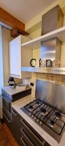 Appartamento La casina di Chiaraにあるキッチンまたは簡易キッチン