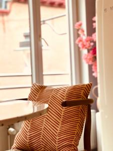 uma almofada sentada numa cadeira em frente a uma janela em New ! Superbe studio - Déco Marrakech Flair em Mons
