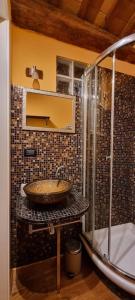 ein Bad mit einem Waschbecken und einer Dusche in der Unterkunft Appartamento La casina di Chiara in Livorno