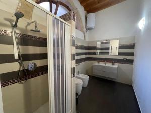 ein Bad mit einer Dusche, einem WC und einem Waschbecken in der Unterkunft Il Cortiletto di Ortigia in Syrakus