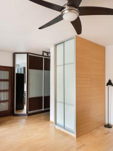 a living room with a ceiling fan and a sliding glass door at Metro Ratusz Arsenał Comfort Studio in Warsaw