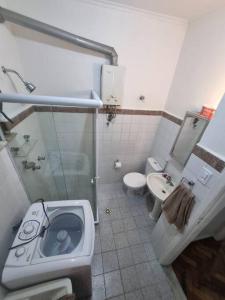 een badkamer met een douche, een toilet en een wastafel bij Copacabana_simples_Wifi_praia_ar in Rio de Janeiro