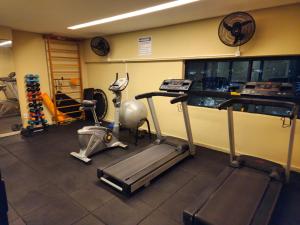 a gym with a treadmill and a elliptical machine at Apartamento mobiliado e confortável em candeias in Recife