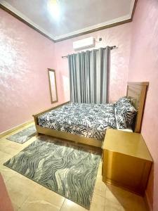 1 dormitorio con 1 cama con sábanas estampadas de cebra en SAHARA APPARTEMENTS, en Merzouga