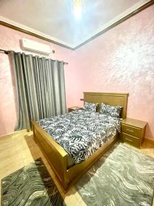 1 dormitorio con 1 cama en una habitación en SAHARA APPARTEMENTS, en Merzouga