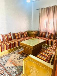 sala de estar con sofás y mesa en SAHARA APPARTEMENTS, en Merzouga
