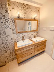 uma casa de banho com 2 lavatórios e um espelho em Lilac House - holiday and relaxation house em Ohrobec