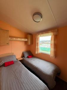 Postel nebo postele na pokoji v ubytování Light and Airy 2 Bedroom Mobile Home