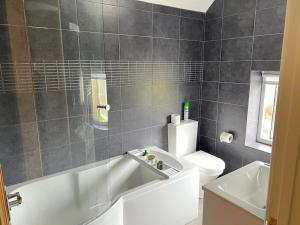 Bilik mandi di Upper Caerfaelog Farmhouse +47 gambar
