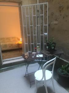 a room with a table and a chair and a bed at Au coeur de Bordeaux in Bordeaux