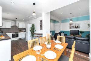 cocina y sala de estar con mesa de madera y sillas en NEW Oakhill House by Truestays - 5 Bedroom House in Stoke-on-Trent en Trent Vale