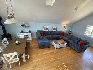 sala de estar con sofá y mesa en Amoruso Inn - Farmhouse on 40 acres with views!, en Fiddletown