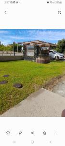 dos fotos de una casa con un patio de césped en OLIEMI en El Calafate