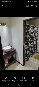 zdjęcie łazienki z umywalką i ścianą w obiekcie OLIEMI w mieście El Calafate