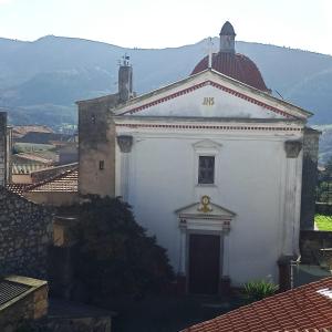 um edifício branco com uma porta no telhado em Il Portico Rosa em Cuglieri