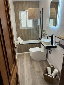 a bathroom with a tub and a toilet and a sink at ENTOELCENTRO in Baeza