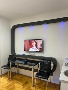 TV i/ili multimedijalni sistem u objektu Front Beach Exclusive Apartments