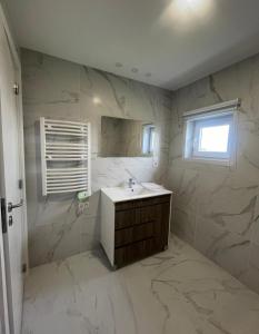 a bathroom with a sink and a mirror at O Pôr do Sol do Gerês in Paradela