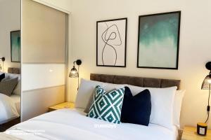 - une chambre avec un lit doté d'oreillers bleus et blancs dans l'établissement Bridgewater House by Truestays - NEW 3 Bedroom House in Stoke-on-Trent, à Etruria