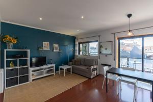 - un salon avec un canapé et une table dans l'établissement Top floor apartment with Sunny Balconies, à Porto