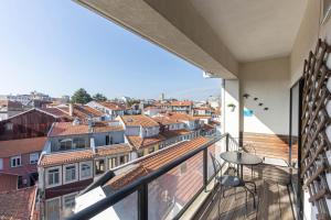 balcón con vistas a la ciudad en Top floor apartment with Sunny Balconies en Oporto