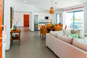 Una sala de estar con un sofá y un comedor. en Pasito Luxury Villa, en Charco del Palo
