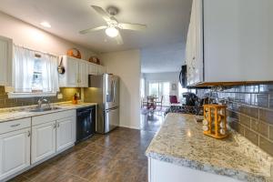 A cozinha ou kitchenette de Marshfield Home with 4 Decks and Private Beach Access!