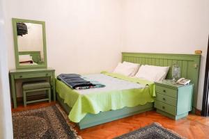 Schlafzimmer mit einem Bett mit einem Spiegel und einem Tisch in der Unterkunft Amazing Flat 9 mins to Airport at Heliopolis in Kairo