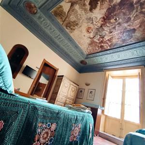 パレルモにあるVittorio Emanuele Rooms di Prinziの天井の客室で、テーブルと窓が付いています。