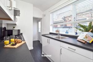 Köök või kööginurk majutusasutuses Fielding House by Truestays - NEW 3 Bedroom House in Stoke-on-Trent