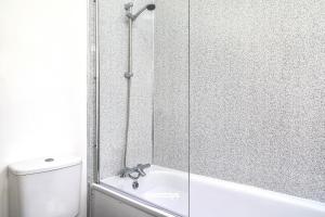eine Dusche mit Glastür neben einem WC in der Unterkunft Fielding House by Truestays - NEW 3 Bedroom House in Stoke-on-Trent in Stoke on Trent