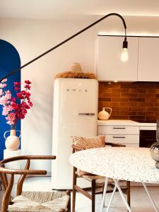 uma cozinha com um frigorífico branco e uma mesa em New ! Superbe studio - Déco Marrakech Flair em Mons
