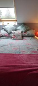 Un dormitorio con una cama con sábanas moradas y una ventana en Cute loft apartment sleeps 4, en Antrim