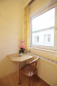 una mesa y una silla en una habitación con ventana en Double Room in Hütteldorfer Straße Area en Viena