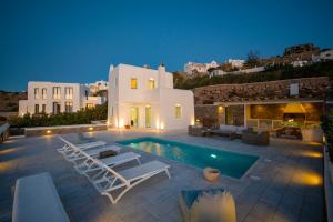 une villa avec piscine la nuit dans l'établissement Villa Danelina by Whitelist Mykonos, à Ornos