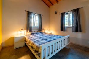 Un dormitorio con una cama y dos ventanas. en Quinta Boa Vida, en Alcobaça 95 fotos más