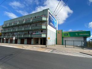 een gebouw op de hoek van een straat bij Ap duplo econômico, com banheiro, sem café ou TV no Espaço Verona in Fazenda Rio Grande