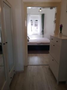 um quarto com um quarto com uma cama e uma janela em City centre room em Zagreb