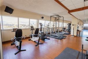 einen Fitnessraum mit Laufbändern und Trainingsgeräten in einem Gebäude in der Unterkunft Hotel Plaza San Martin in Tegucigalpa
