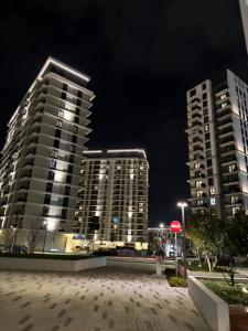 due edifici alti in una città di notte di SD Luxury Apartment - Belgrade Waterfront a Belgrado