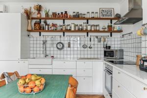 cocina con mesa y cesta de fruta en PARIS 19eme - ADIDAS ARENA - LA VILLETTE - LES BUTTES CHAUMONTS, en París