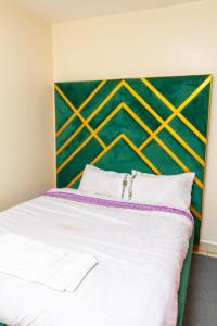 內羅畢的住宿－Prestige home and bnbs，一间卧室配有一张壁画床