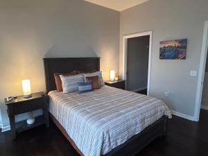 ein Schlafzimmer mit einem großen Bett mit zwei Nachttischen in der Unterkunft On The Go Stays(Penthouse) in Dallas