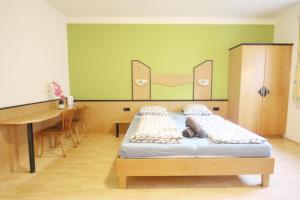 Una cama o camas en una habitación de Family Room in Hütteldorfer Straße Area