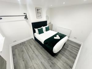 Un dormitorio con una cama con dos cisnes. en Modern & Spacious, Central Location, FREE PARKING, FREE WIFI, en Liverpool