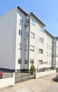 ギマランイスにあるDuke's Apartment - Guimarães Centerの白い建物